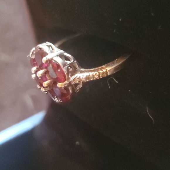 Silver ring with red stones. Size 6. - Picture 2 of 4